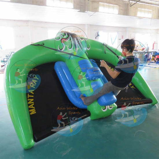 Sinusubukang paliparin ang Manta ray inflatable watercraft